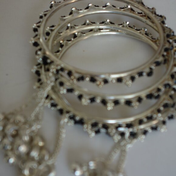 Beautiful 4 Bracelet Diameter 2.5" White Metal & Black Color Beads Vintage - Picture 4 of 16
